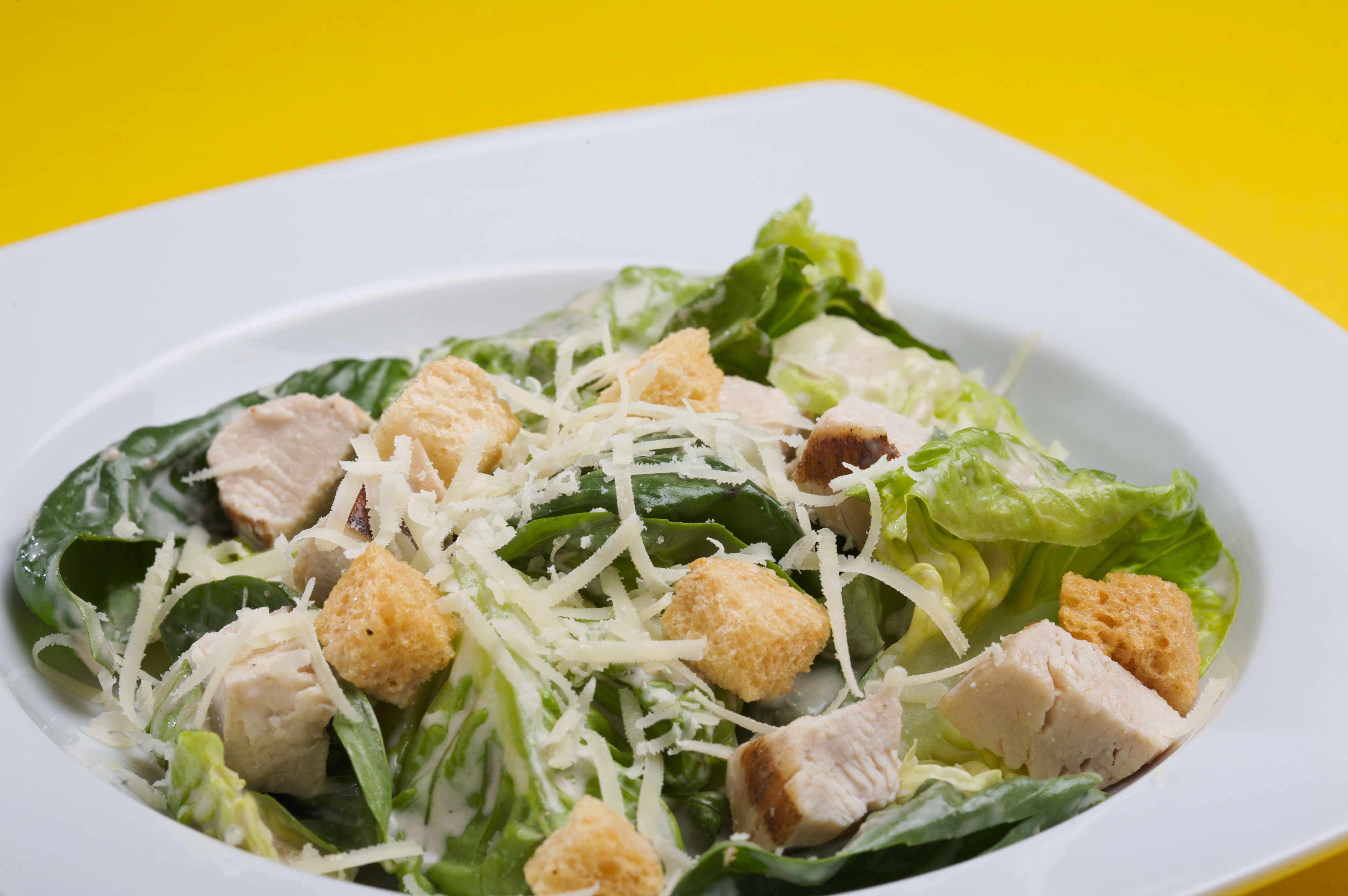 Ensalada Cesar con Pollo y Albahaca